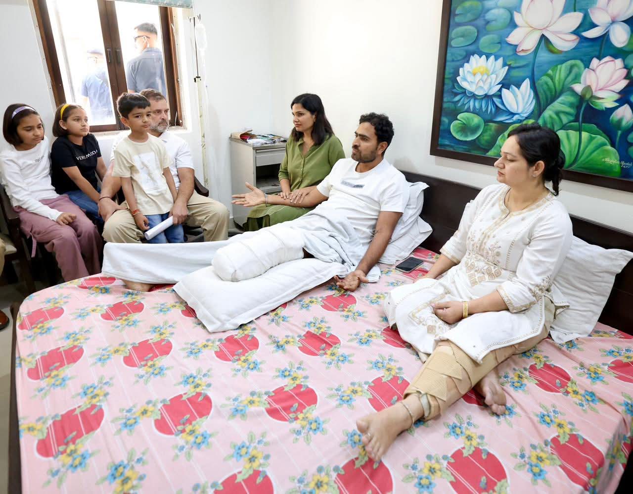 कोबरा बटालियन के असिस्टेंट कमांडेंट से राहुल गांधी ने मुलाकात की