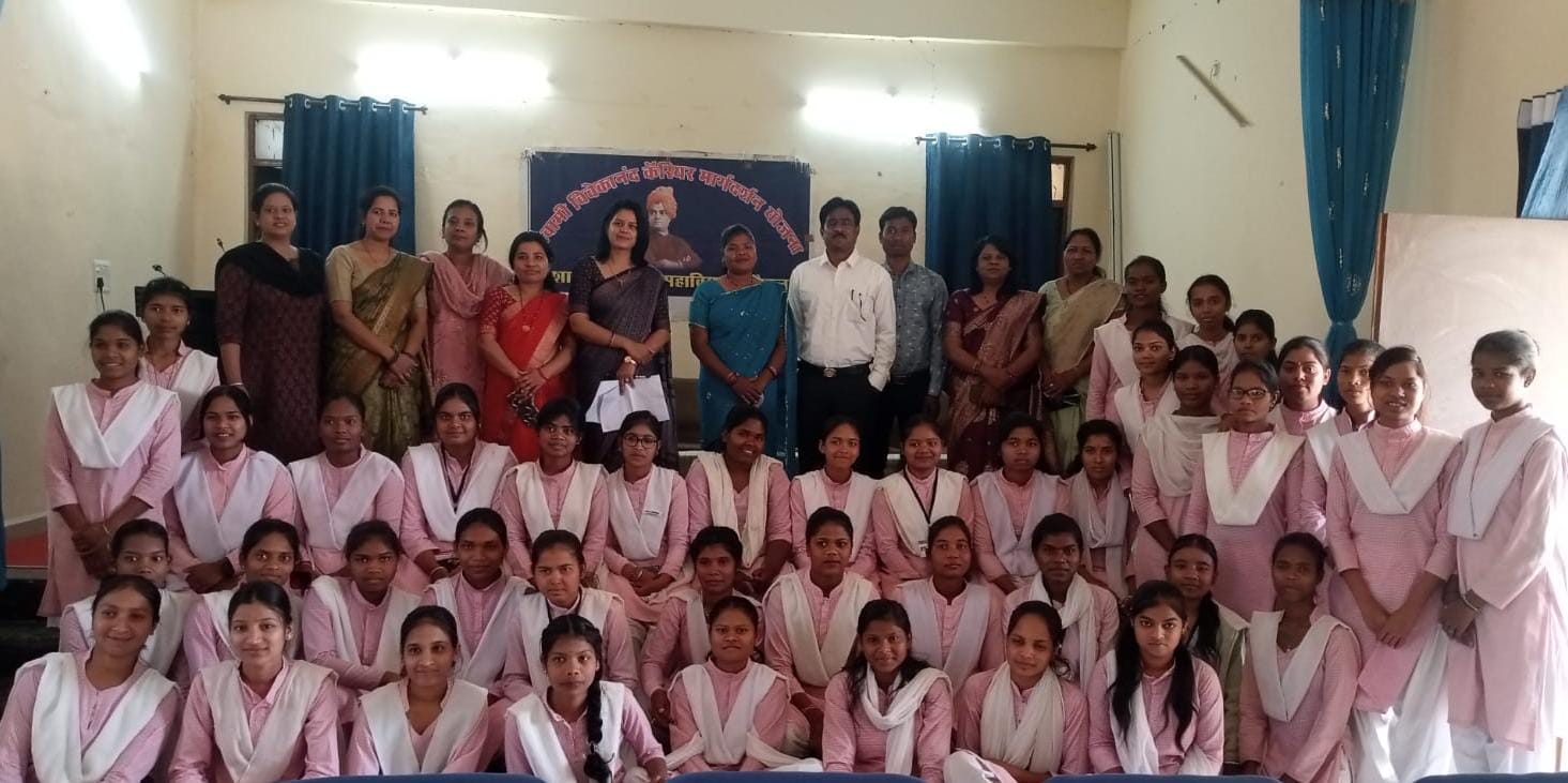 शासकीय कन्या महाविद्यालय की छात्राओं को दिया कैरियर मार्गदर्शन