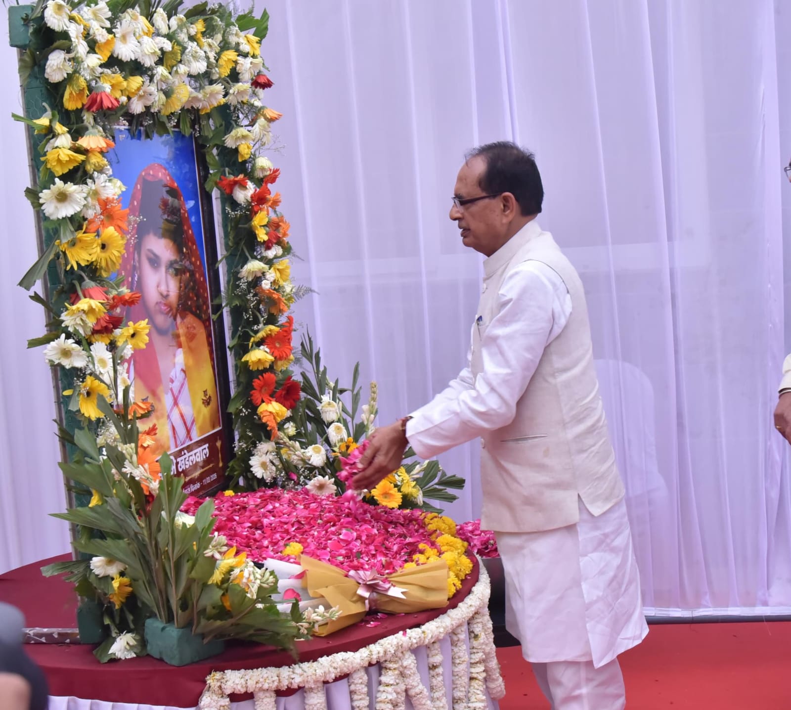 केंद्रीय कृषि मंत्री शिवराज सिंह चौहान ने दिवंगत सुश्री सुरभि खंडेलवाल को दी श्रृद्धांजलि