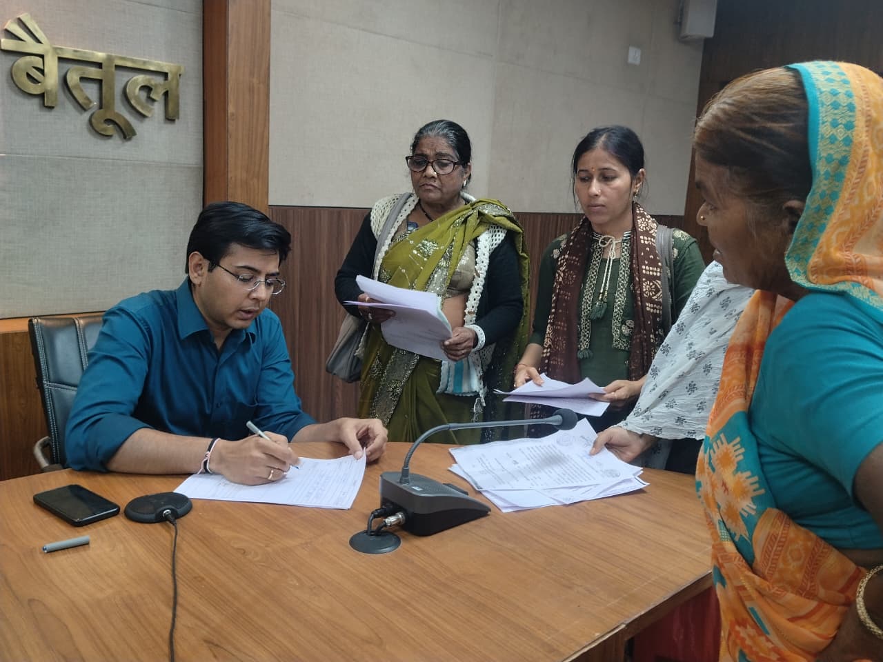 जनसुनवाई में प्राप्त आवेदनों के निराकरण में कोताही न बरते अधिकारी: सीईओ अक्षत जैन