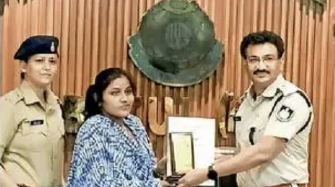 आंगनबाड़ी कार्यकर्ता ने बाल विवाह रोकने में सफलता पाई जिसके लिये पुलिस अधीक्षक ने सम्मानित किया