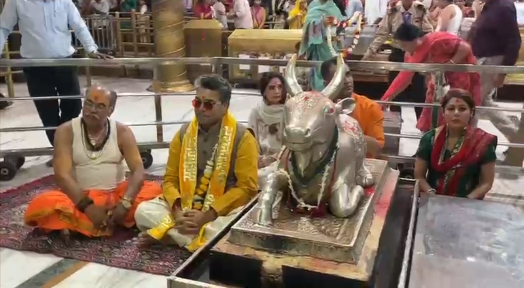 अभिनेता आशुतोष राणा महाकाल की नगरी उज्जैन पहुंचकर, महाकाल के किए दर्शन-पूजन, मंदिर समिति ने किया भव्य स्वागत