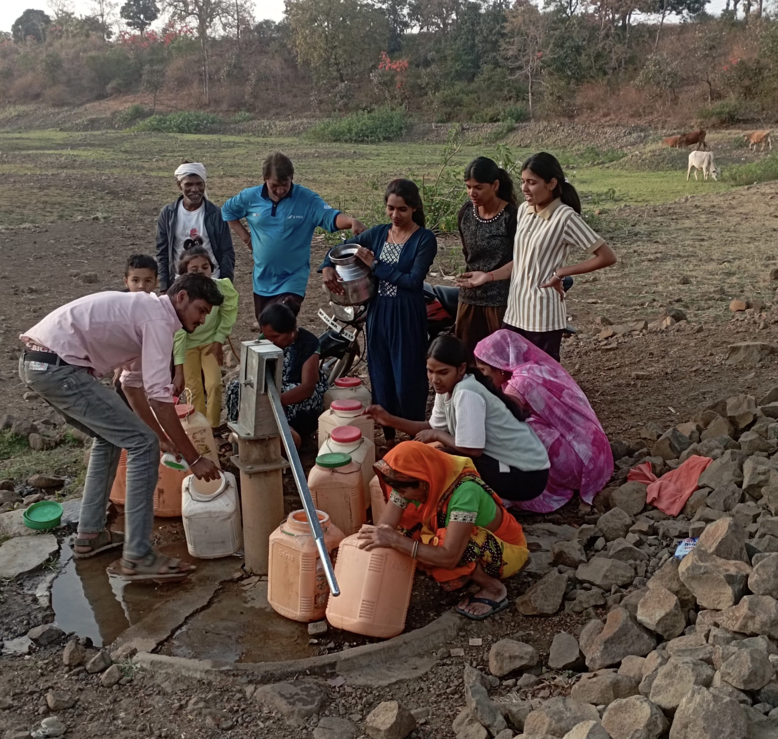 दो गांव की पंचायत भी नहीं बुझा पा रही है झोपड़ी गांव के ग्रामीणों की प्यास