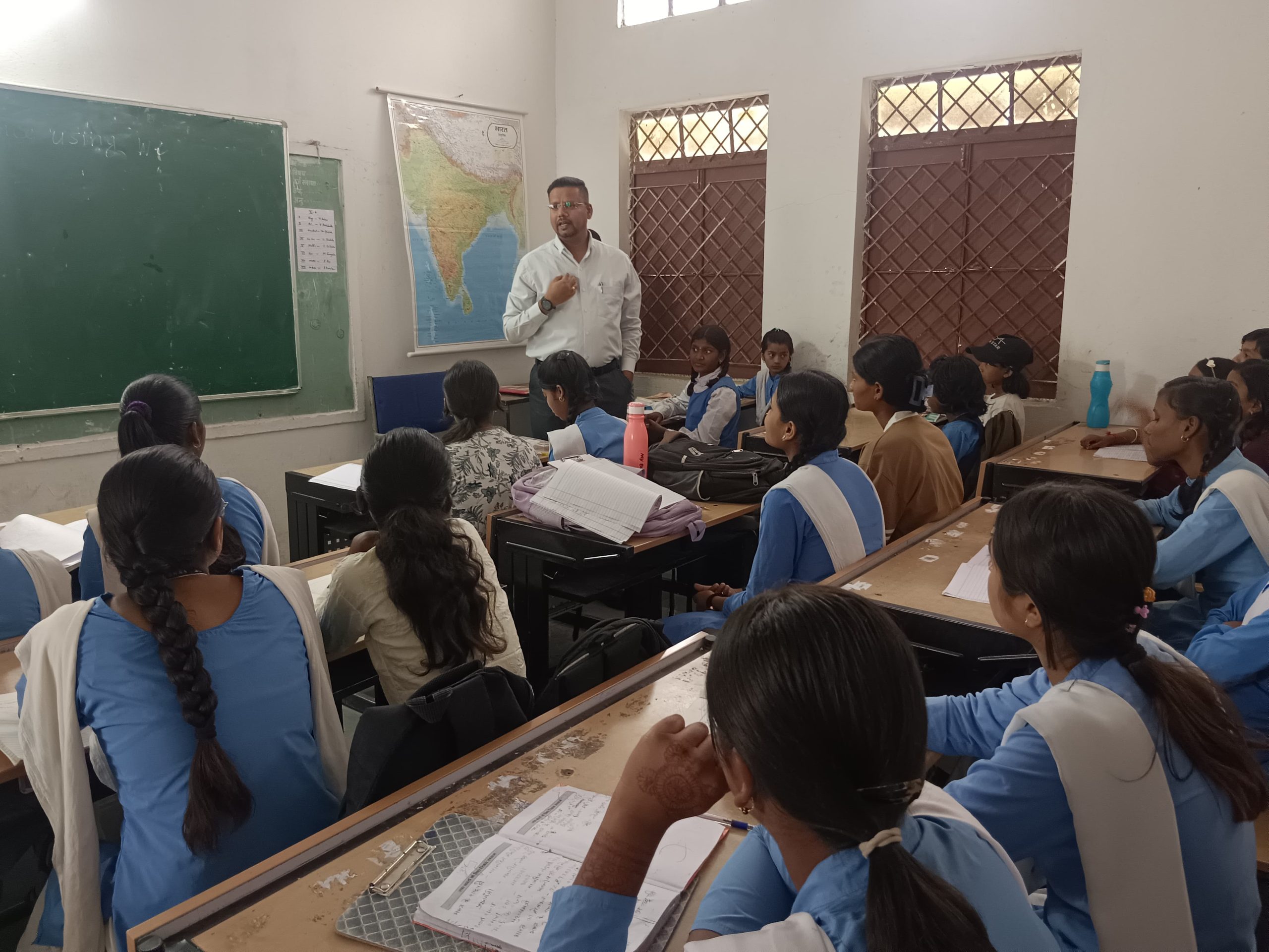 “स्कूल चले हम अभियान” के अंतर्गत जिले की शासकीय शालाओं में अधिकारियों ने विद्यार्थियों को दिया मार्गदर्शन