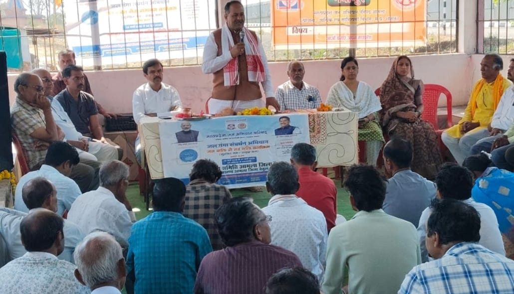 विश्व स्वास्थ्य दिवस पर जलगंगा संवर्धन अभियान में श्रमदान कर जल संरक्षण का लिया संकल्प