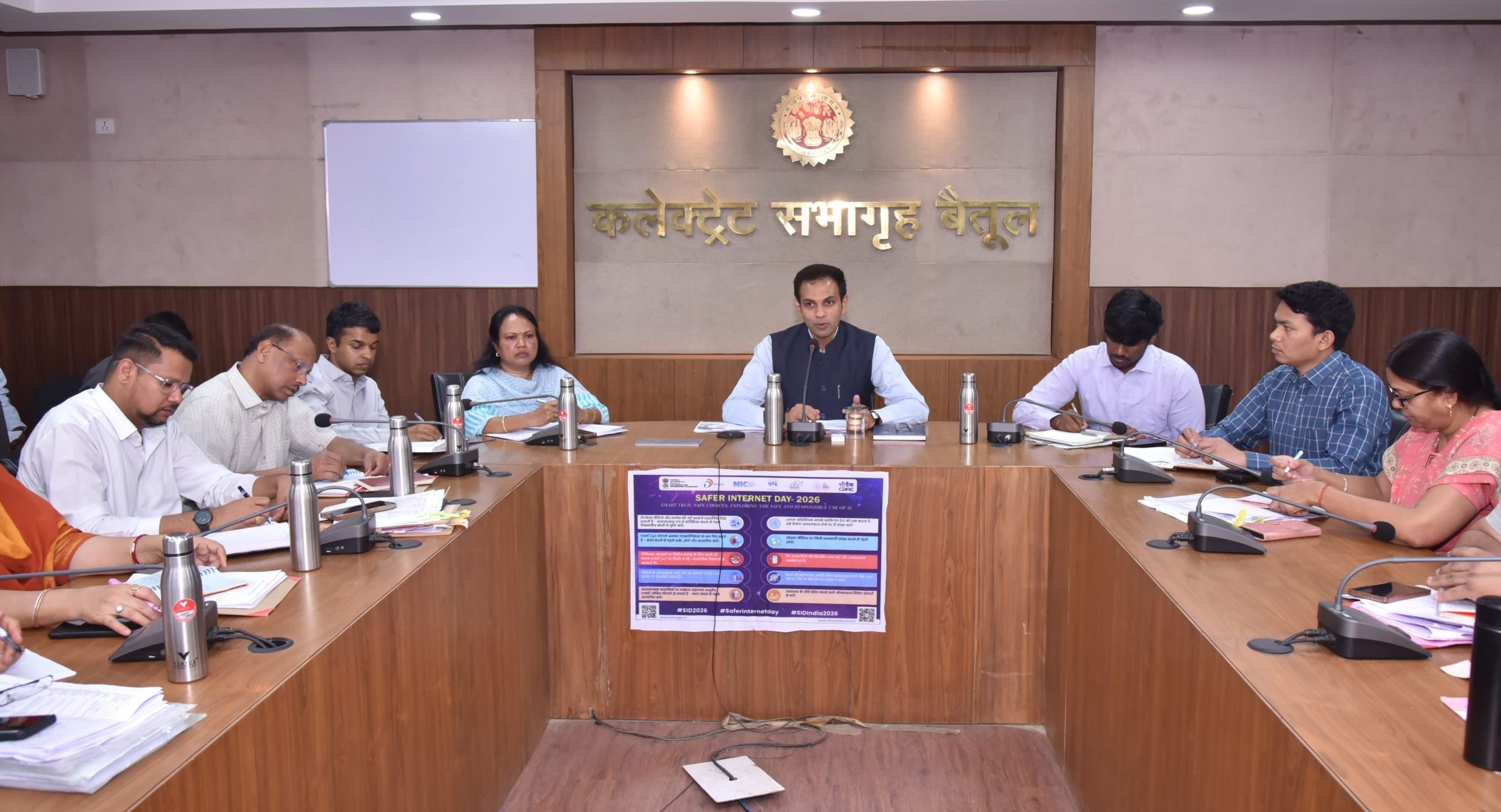 सुशासन को जमीनी स्तर तक पहुंचाऐ: नवागत कलेक्टर डॉ.सौरभ संजय सोनवणे             वित्तीय अनियमितता पर रहेगा जीरो टॉलरेंस