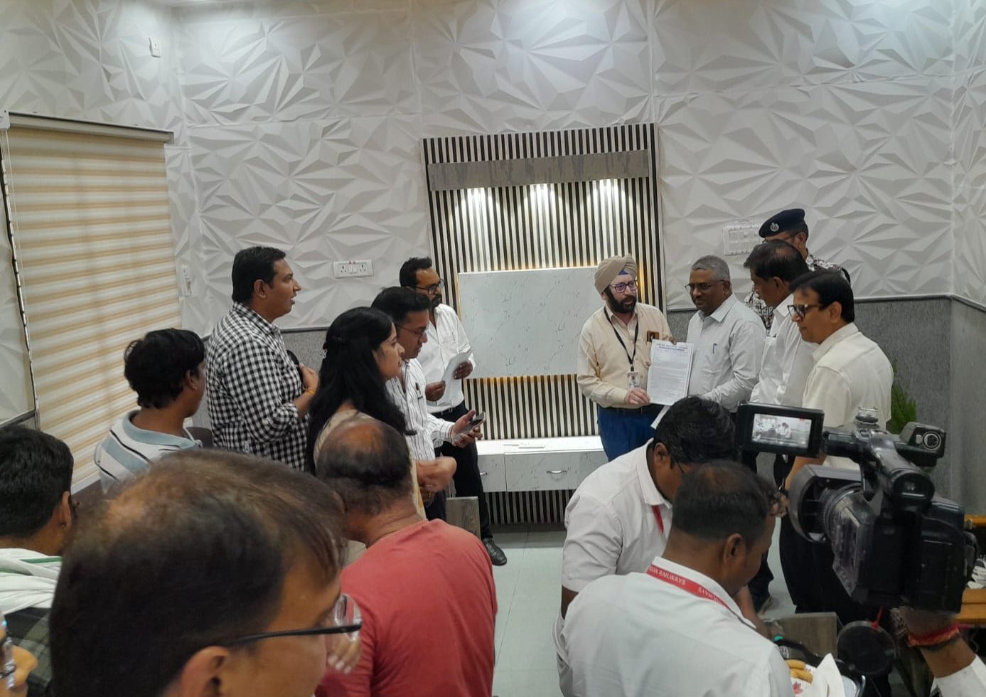 वरिष्ठ नागरिक संगठन अध्यक्ष हरनाम सिंह भट्टी ने साउथ रेलवे के जीएम को विभिन्न प्रमुख मांगों को लेकर ज्ञापन सौंपा