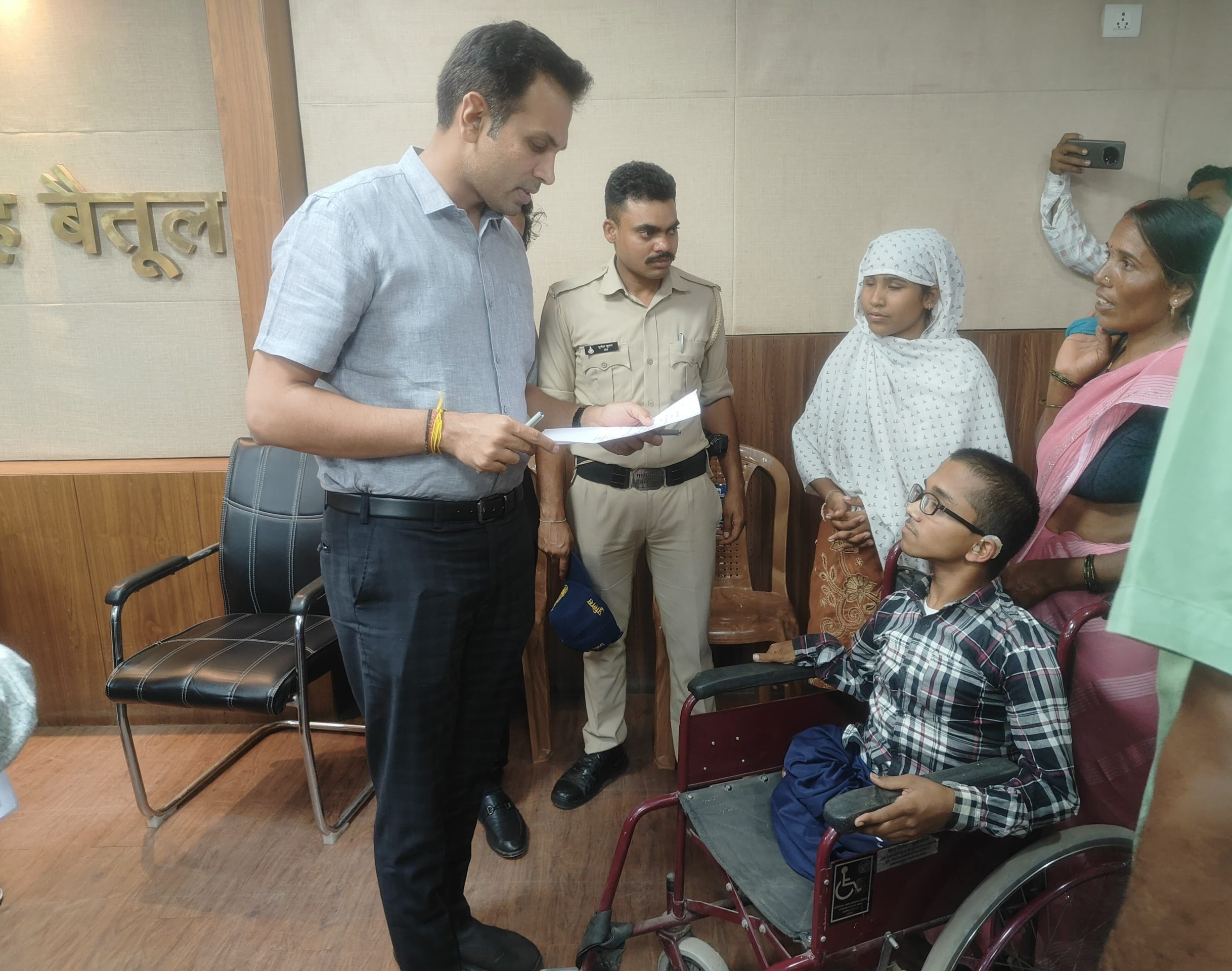 जनसुनवाई में दिव्यांग योगेश को मिली ट्राईसाइकिल, पट्टा समस्या के निराकरण के दिए निर्देश