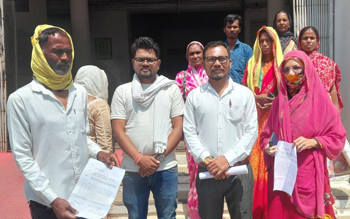 जनसुनवाई में बुनियादी समस्या को लेकर मानवाधिकार जिलाध्यक्ष संजय विश्वकर्मा ने दिया आवेदन