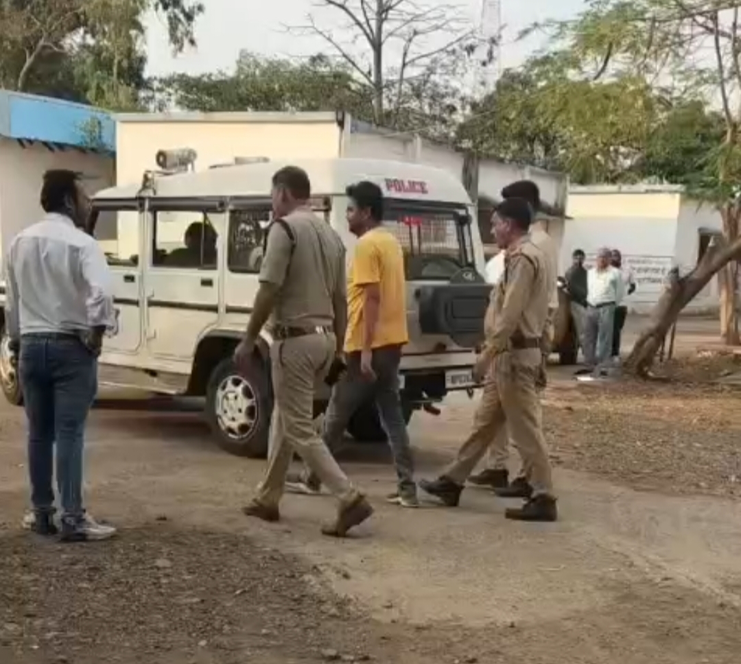 इलाज के बहाने आदिवासी युवती से छेड़छाड़ करने वाला आरोपी डॉक्टर गिरफ्तार