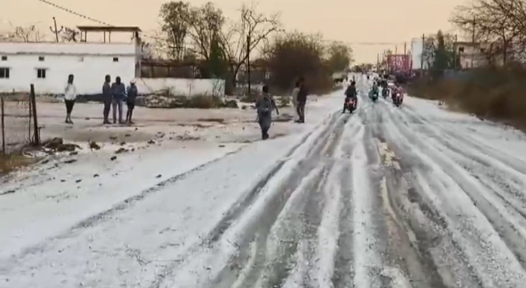 मुलताई बना कश्मीर तेज हवाओं के साथ हुई झमाझम बारिश व ओलावृष्टि