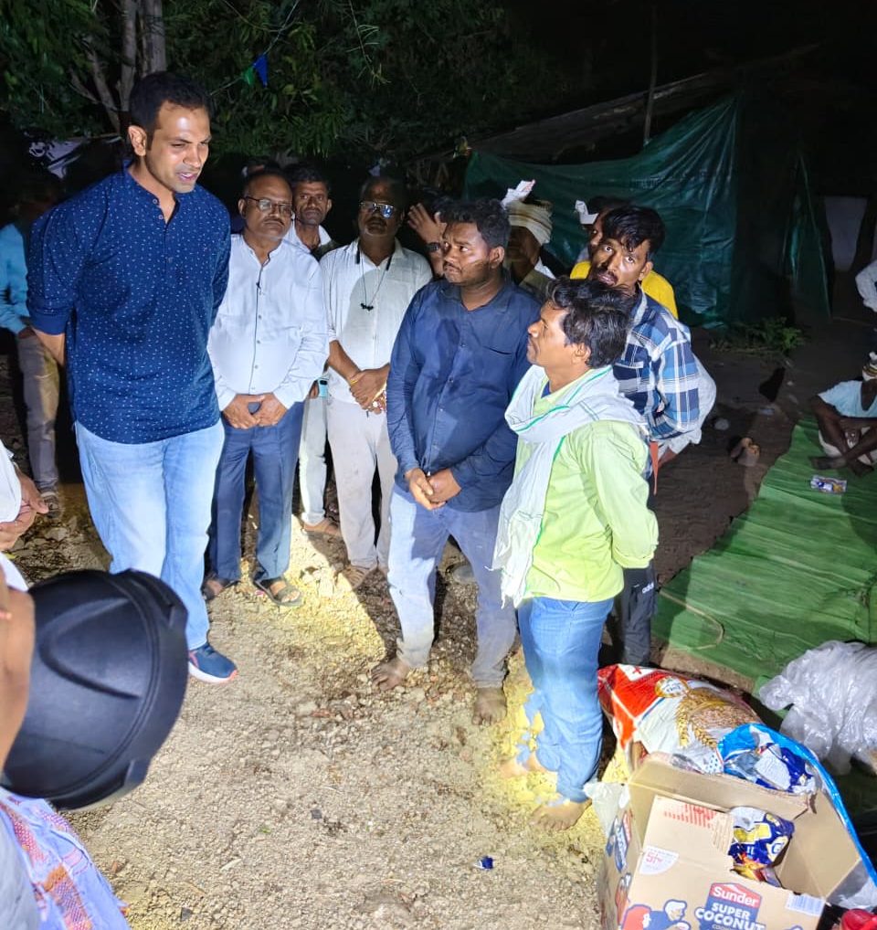 कलेक्टर डॉ सोनवणे पहुंचे बर्राढाना, प्रभावित ग्रामीणों से किया आत्मीय संवाद