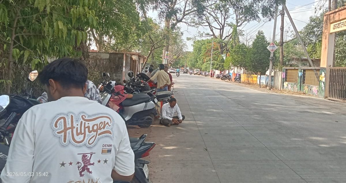 तपती धूप, 42 डिग्री पारा और ‘उम्मीद’ की छांव: बैतूल में दिखी माता-पिता के त्याग की अनूठी तस्वीर