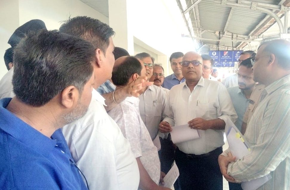जीएम श्रीवास्तव ने कहा : फुट ओवर ब्रिज का बाहर विस्तार होगा, सड़कवाड़ा ग्राम पहुंच मार्ग बनेगा पक्का मार्ग