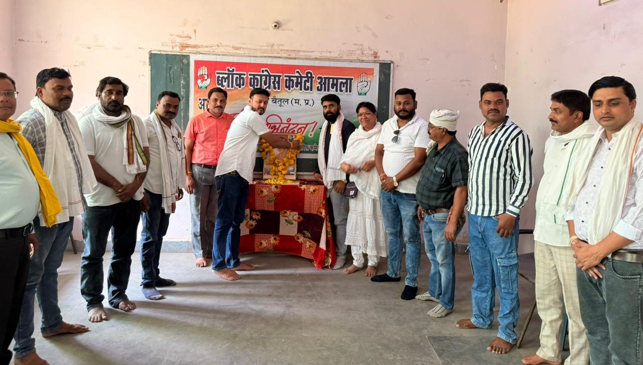 पूर्व प्रधानमंत्री स्वर्गीय राजीव गांधी की पुण्यतिथि कांग्रेसियों ने मनाई