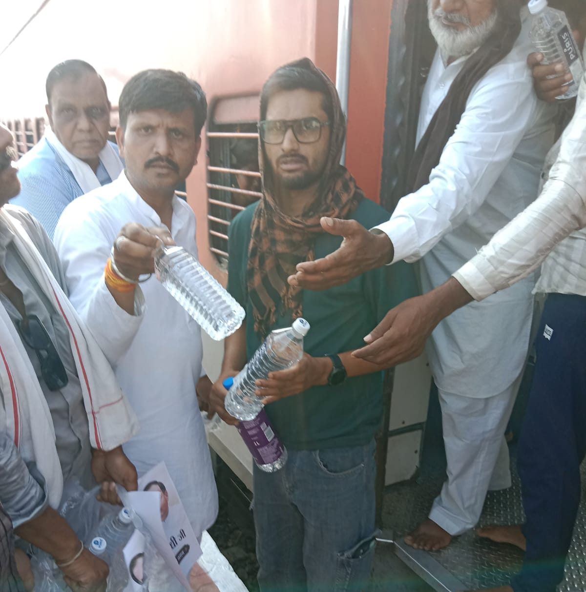 पूर्व प्रधानमंत्री राजीव गांधी की पुण्यतिथि पर सेवा के रूप मे विजय पारधी के नेतृत्व में कांग्रेस कार्यकर्ताओं ने जल वितरण किया
