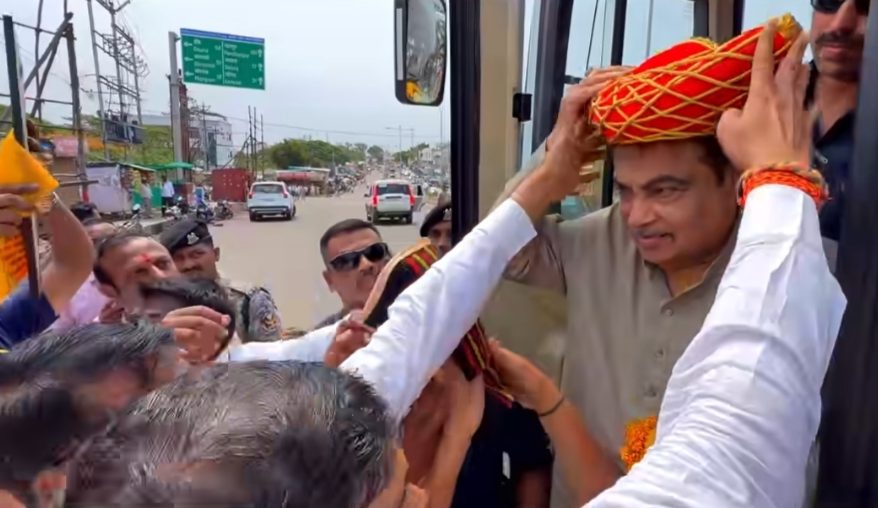 संत ज्ञानेश्वर महाराज पालखी सड़क का निरीक्षण नितिन गडकरी ने किया