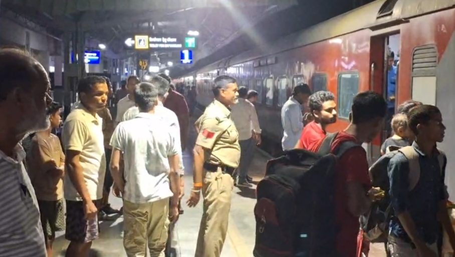 घोड़ाडोंगरी स्टेशन पर समय रहते बड़ा हादसा होने से टला: इटारसी की ओर जाने वाली ट्रेन सिकंदराबाद-दानापुर एक्सप्रेस के S-7 कोच में ब्रेक चिपकने से लगी आग