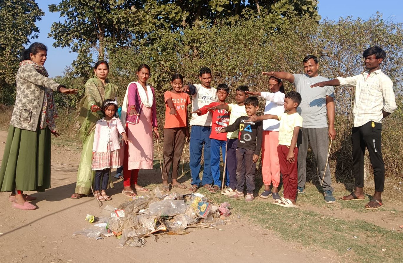 पर्यावरण दिवस पर विशेष: युवाओं और बच्चों के प्रयासों से पॉलीथिन मुक्त हुआ बैतूल का हांडीपानी गांव, कलेक्टर ने किया सम्मानित