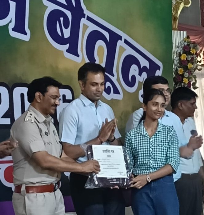 प्रतिभा सम्मान: सोनाक्षी यादव को कलेक्टर, एसपी ने किया सम्मानित