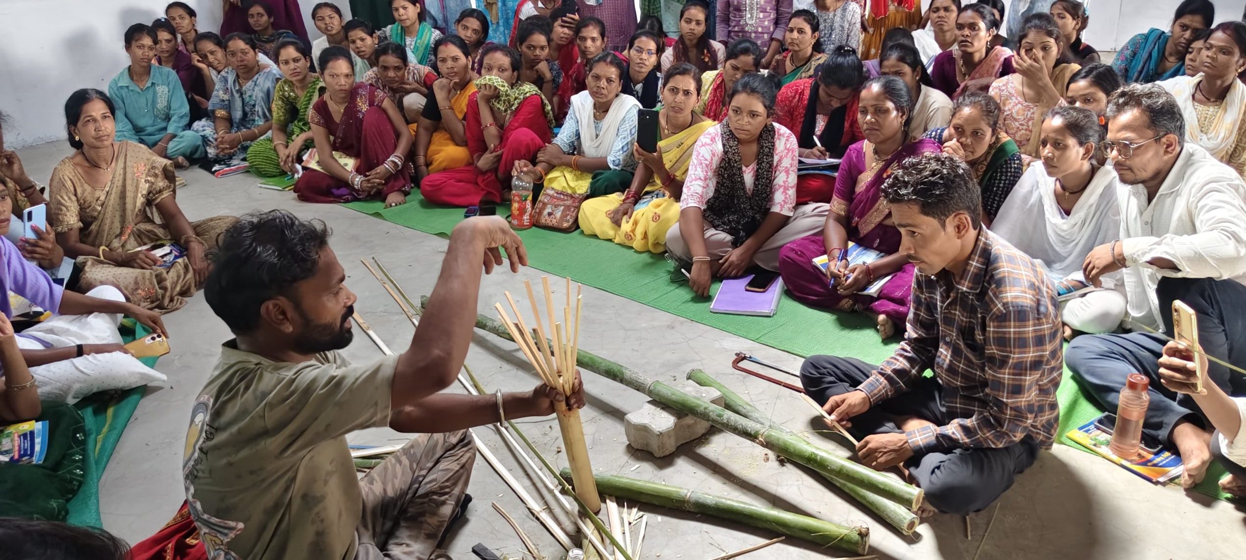 बांस शिल्पकला से रूबरू हुए जनजाति वर्ग के युवा-युवती