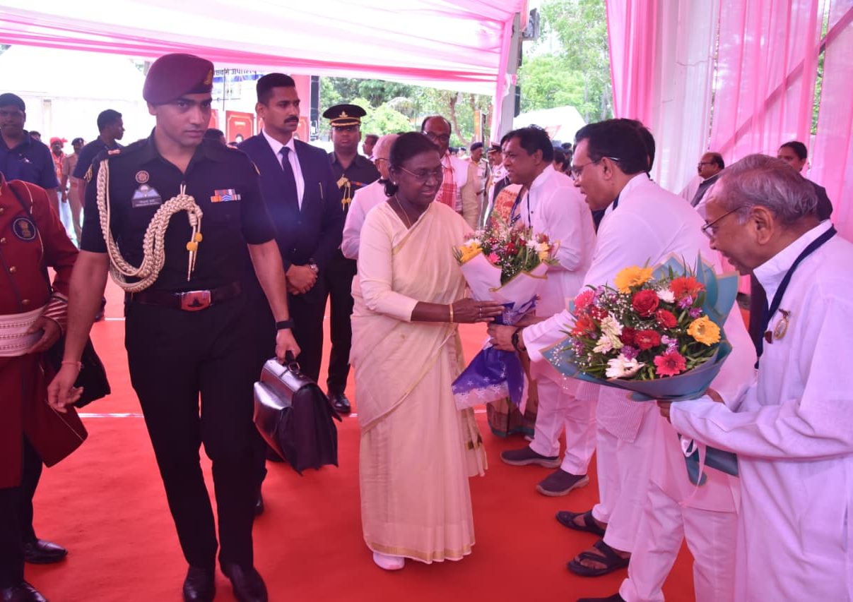 महामहिम राष्ट्रपति के बैतूल जिले में प्रथम आगमन पर आकर्षक लोक नृत्य की प्रस्तुति कर स्वागत किया