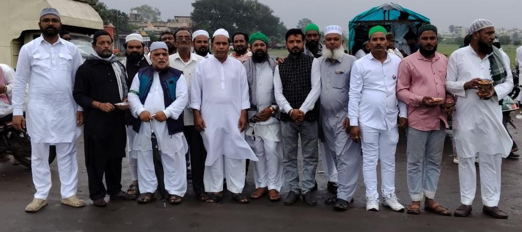 ईद-ए-मिलाद-उन-नबी पर शरबत पिलाकर दिया भाईचारे का संदेश अमन-चैन, मोहब्बत और इंसानियत का पैगाम देता है हजरत मोहम्मद साहब का जीवन : विजय पारधी